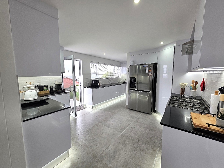 3 Bedroom Property for Sale in Dana Bay Western Cape